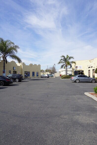 219-227 W Canal Dr, Turlock, CA for rent - Building Photo - Image 3 of 6