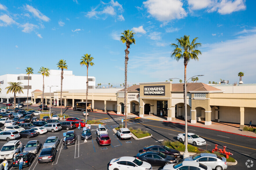 1-500 Lakewood Center Mall, Lakewood, CA for rent - Primary Photo - Image 1 of 16