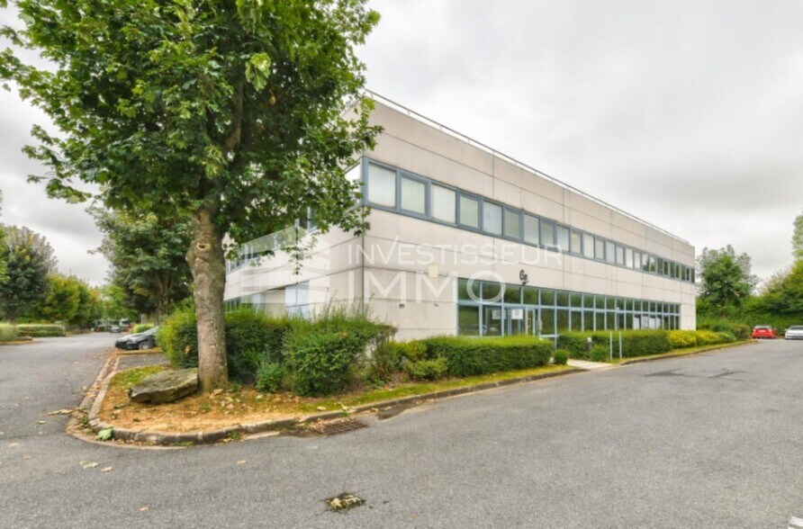 Light Industrial in Roissy En France to rent - Building Photo - Image 1 of 4