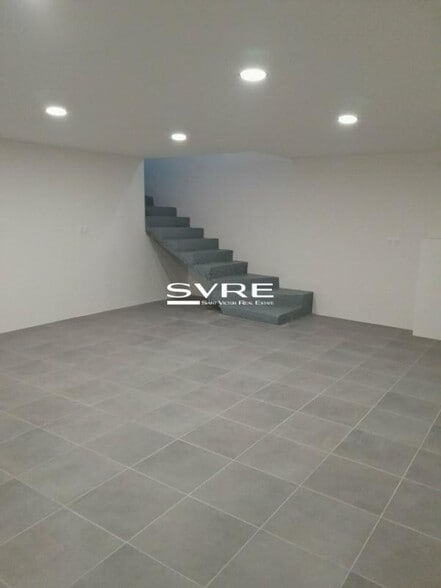 Retail in Marseille to rent - Interior Photo - Image 2 of 9