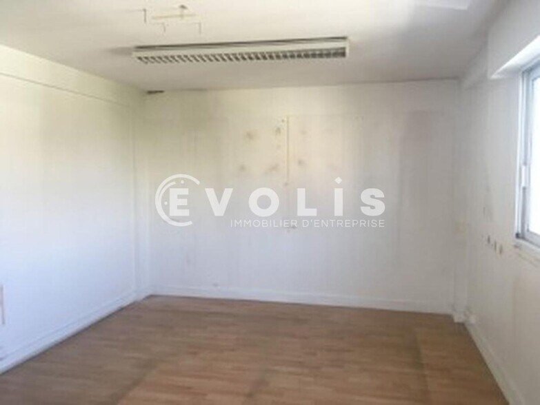 Industrial in Orly to rent - Interior Photo - Image 3 of 3