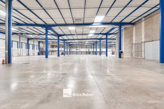 Light Industrial in Miribel to rent Interior Photo- Image 1 of 2