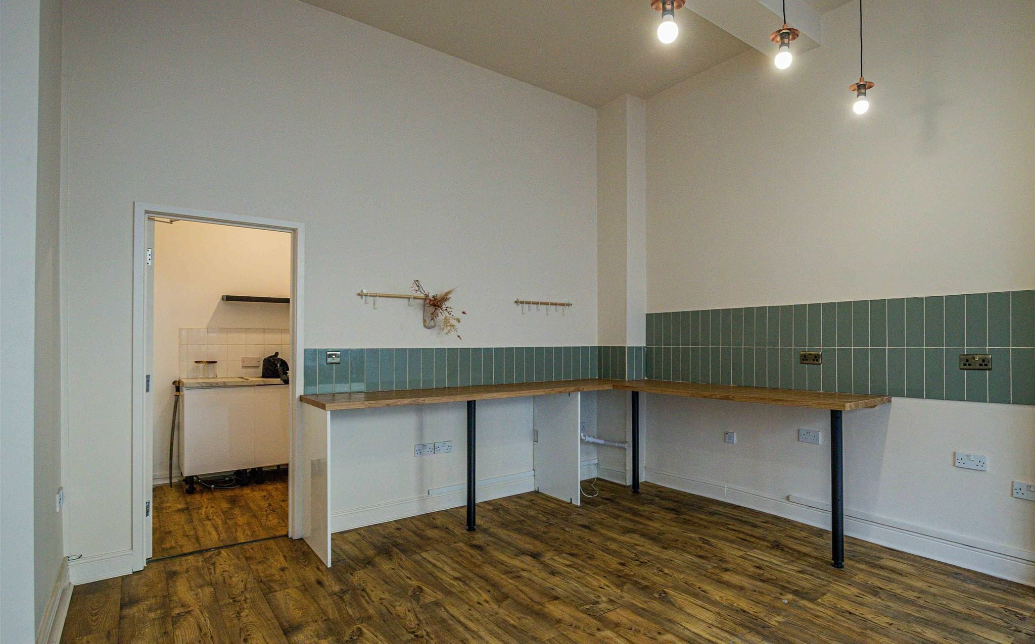 99-100 High St, Barry to rent Interior Photo- Image 1 of 8
