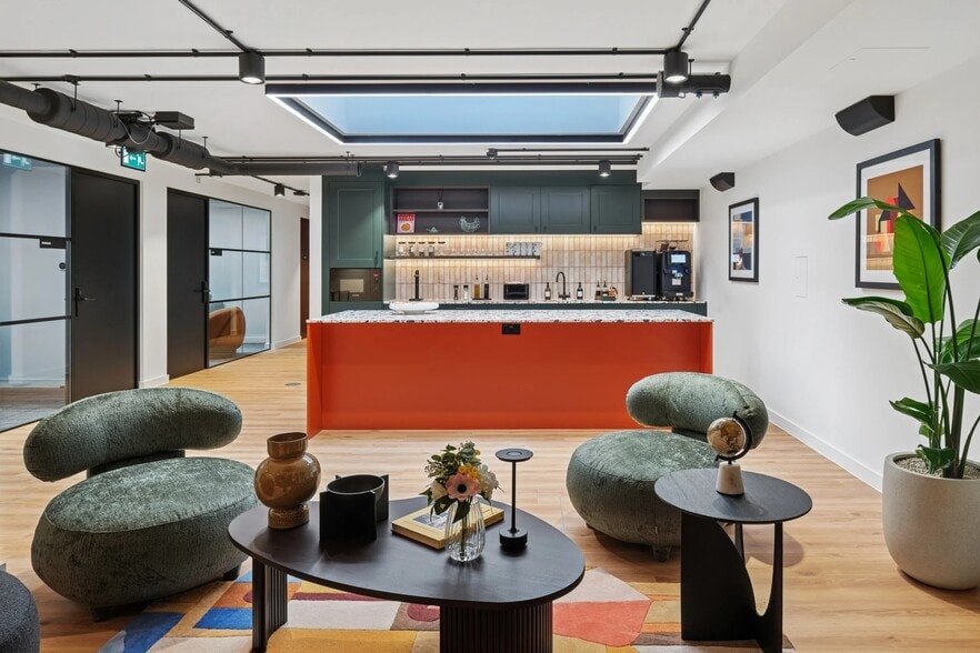 13-17 Fitzroy St, London to rent - Interior Photo - Image 1 of 13
