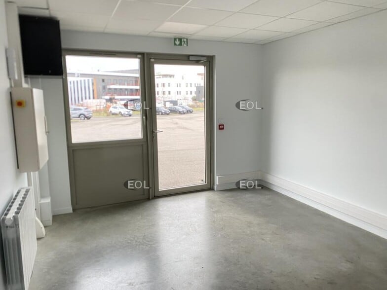 Light Industrial in Genas to rent - Interior Photo - Image 3 of 6