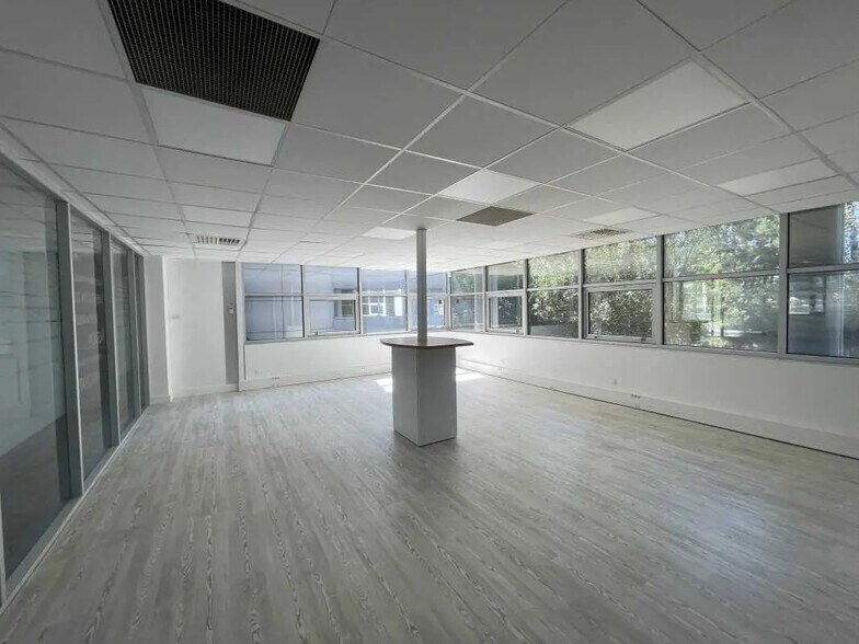 Office in Mérignac to rent - Interior Photo - Image 1 of 8