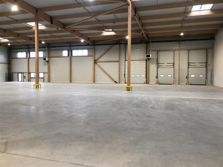 Industrial in Louvres to rent - Interior Photo - Image 3 of 12