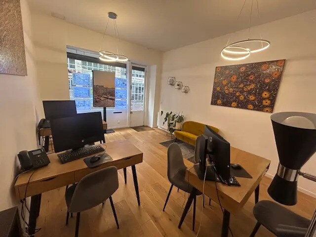 Retail in Paris to rent Interior Photo- Image 1 of 2