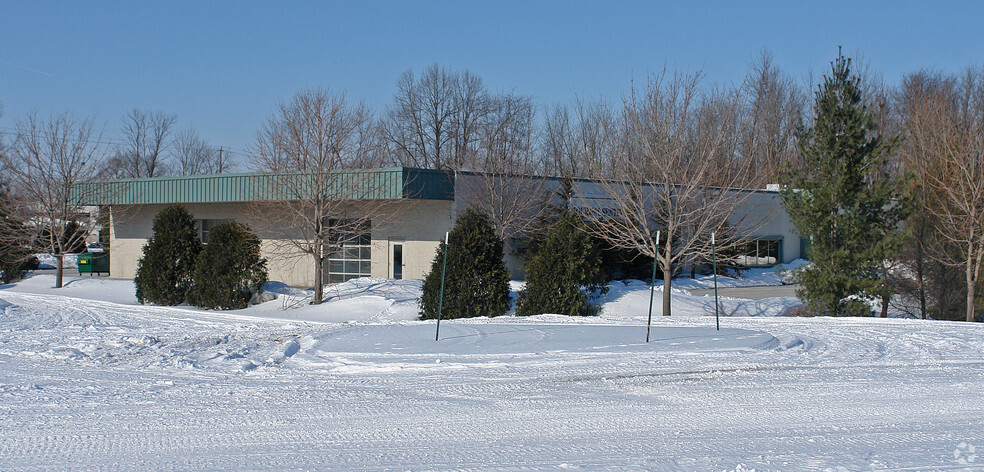 W187 N8620 Maple Rd, Menomonee Falls, WI for sale - Primary Photo - Image 1 of 1