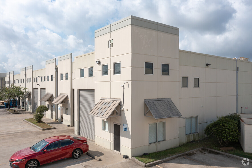 5750 N Sam Houston Pky E, Houston, TX for rent - Building Photo - Image 3 of 14