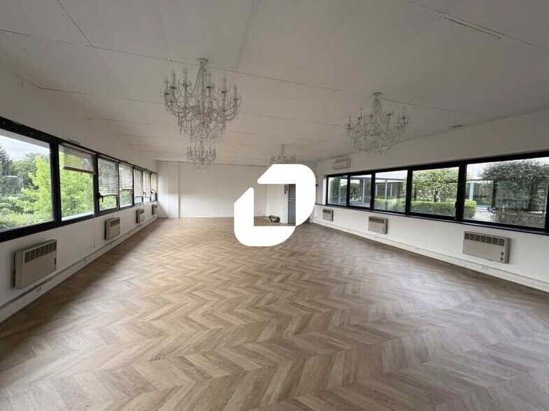 Light Industrial in Plaisir to rent - Interior Photo - Image 1 of 18