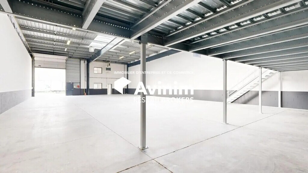 Location Entrepôt 777 m² - Photo 1