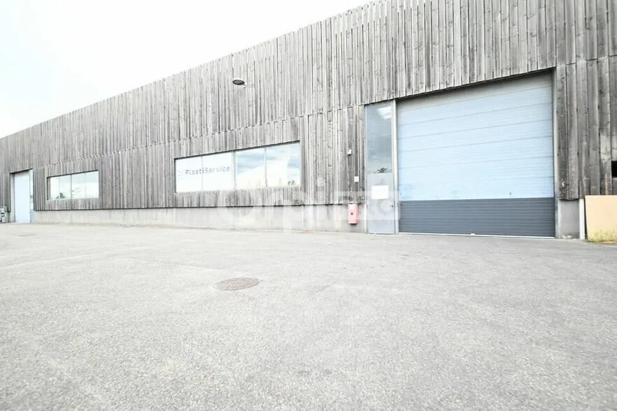 7 Rue Michel Jacquet, Saint-Priest to rent - Building Photo - Image 3 of 5