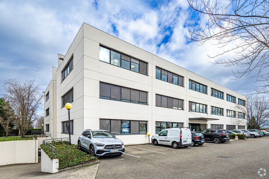 23 Rue Maryse Bastié, Bron to rent - Building Photo - Image 1 of 13