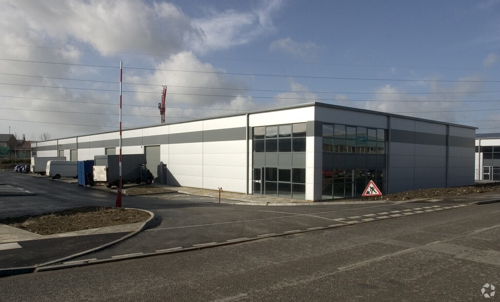 Smeaton Clos, Aylesbury for sale - Building Photo - Image 2 of 4