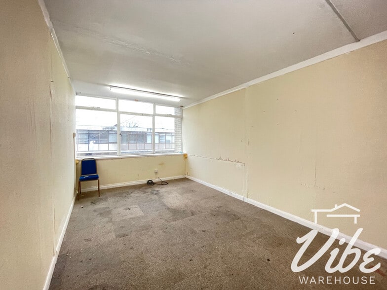 14 Felixstowe Rd, London to rent - Building Photo - Image 2 of 29