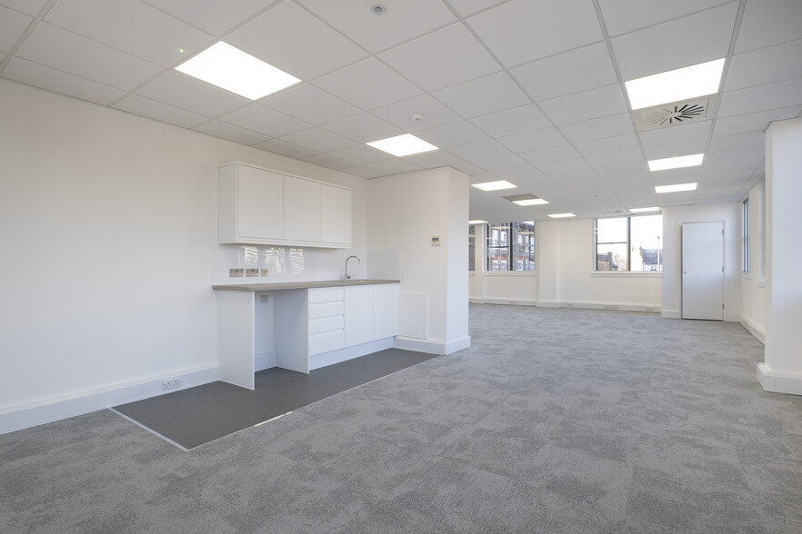 7 High St, Teddington to rent - Interior Photo - Image 3 of 3