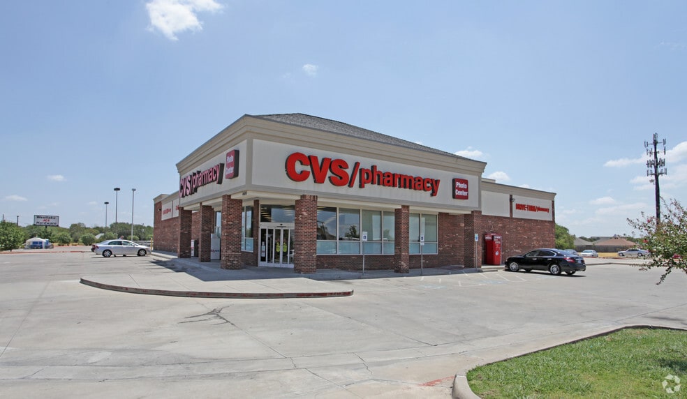 4400 Basswood Blvd, Fort Worth, TX for rent - Building Photo - Image 1 of 3