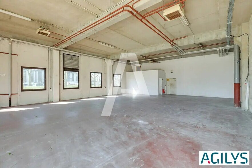 Light Industrial in to rent - Building Photo - Image 3 of 5