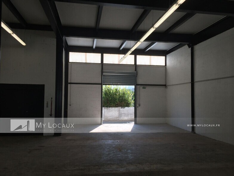 Light Industrial in Bezons to rent - Interior Photo - Image 2 of 4