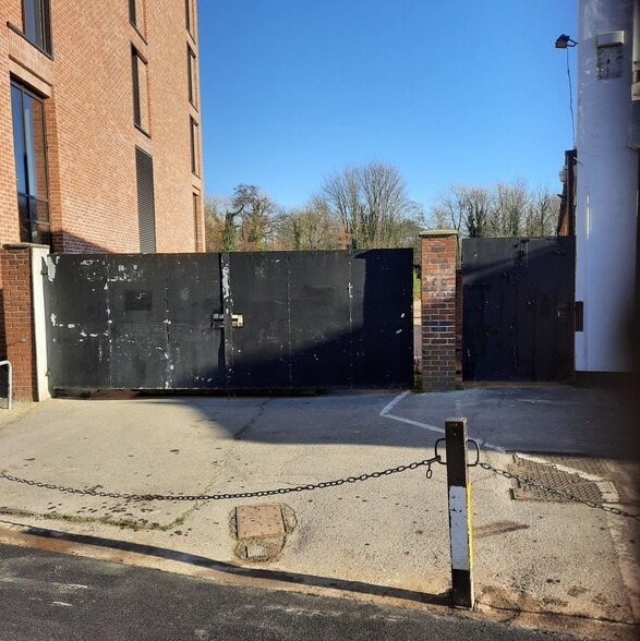 1 Walnut Tree Close, Guildford to rent - Building Photo - Image 2 of 2