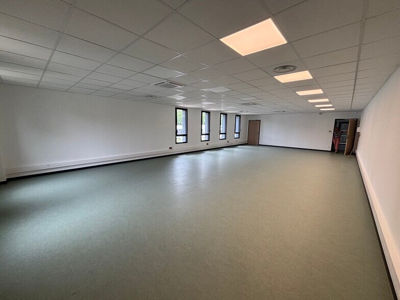 255 Avenue Des Chênes Verts, Brignoles to rent - Building Photo - Image 3 of 8