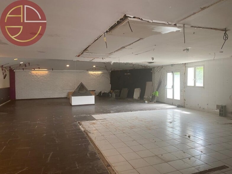 Retail in Muret to rent - Interior Photo - Image 2 of 5