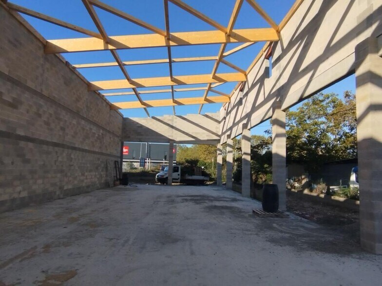 Light Industrial in Fenouillet to rent - Construction Photo - Image 2 of 5