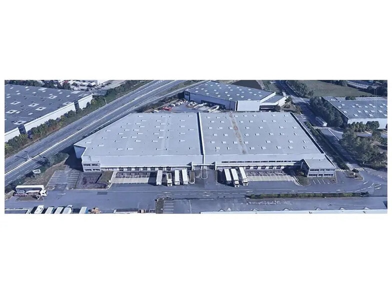 Industrial in Compans to rent - Aerial - Image 2 of 6