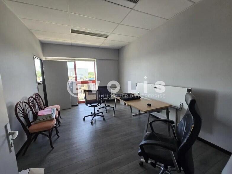Office in Chilly-Mazarin to rent - Interior Photo - Image 2 of 8