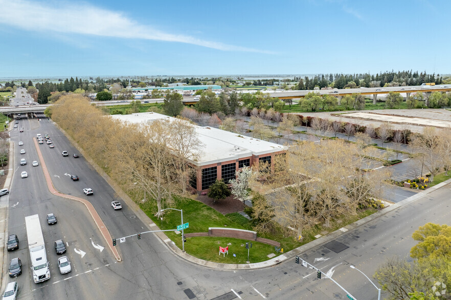 750 Riverpoint Dr, West Sacramento, CA for rent - Aerial - Image 2 of 8