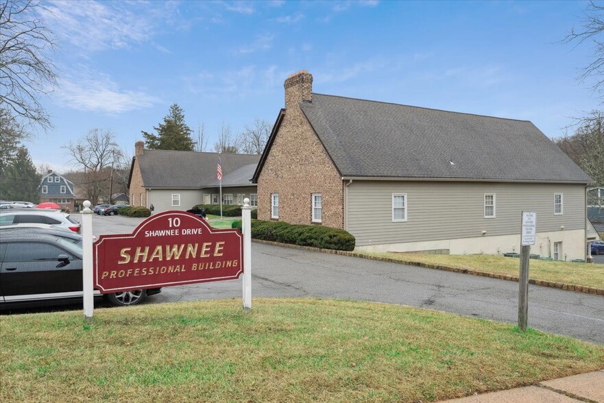 10 Shawnee Dr, Watchung, NJ for rent - Building Photo - Image 1 of 15