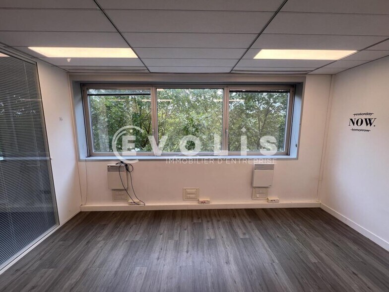 Office in Noisy-le-Grand to rent - Interior Photo - Image 3 of 8