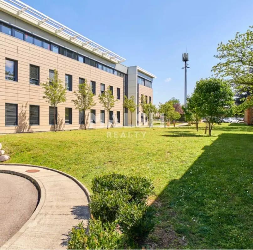 Office in Vénissieux to rent Building Photo- Image 1 of 2
