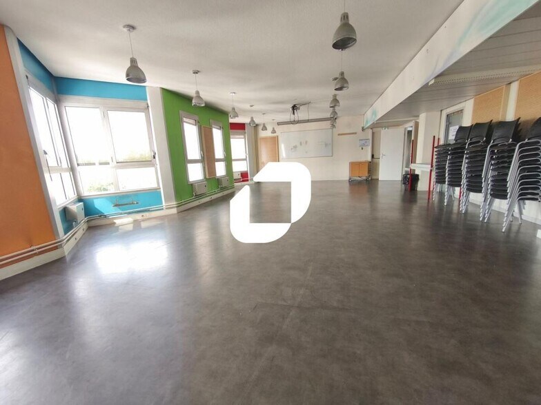 Office in Noisy-le-Grand for sale - Interior Photo - Image 1 of 7