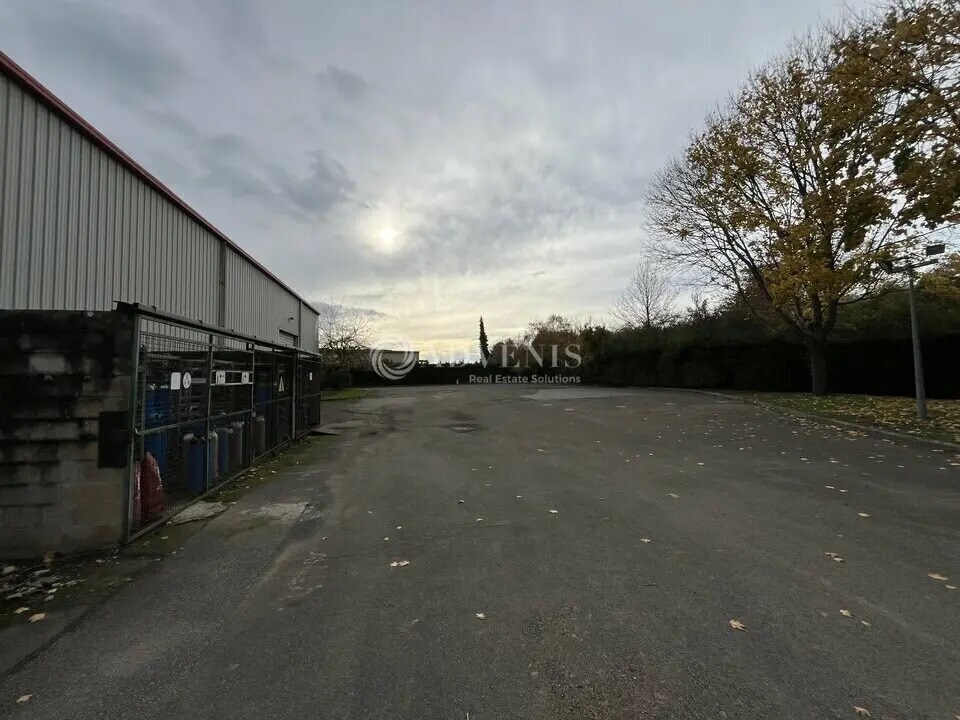 Office in Trappes to rent Primary Photo- Image 1 of 2