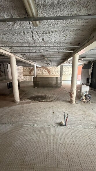 Retail in Clichy to rent - Interior Photo - Image 3 of 7
