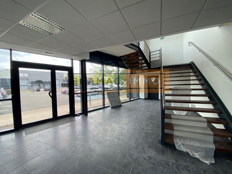Light Industrial in La Courneuve to rent - Lobby - Image 3 of 5