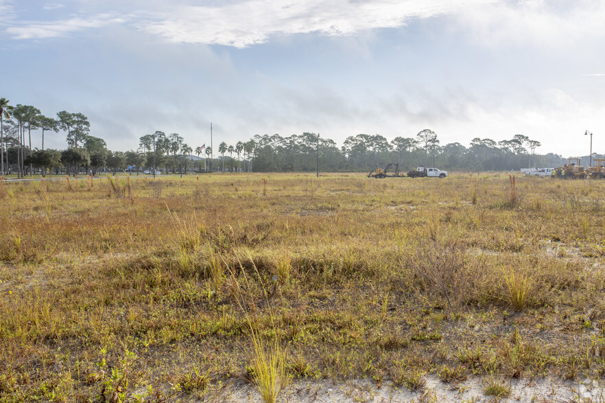 1585 Grand Venture Blvd, North Port, FL for sale - Primary Photo - Image 1 of 1