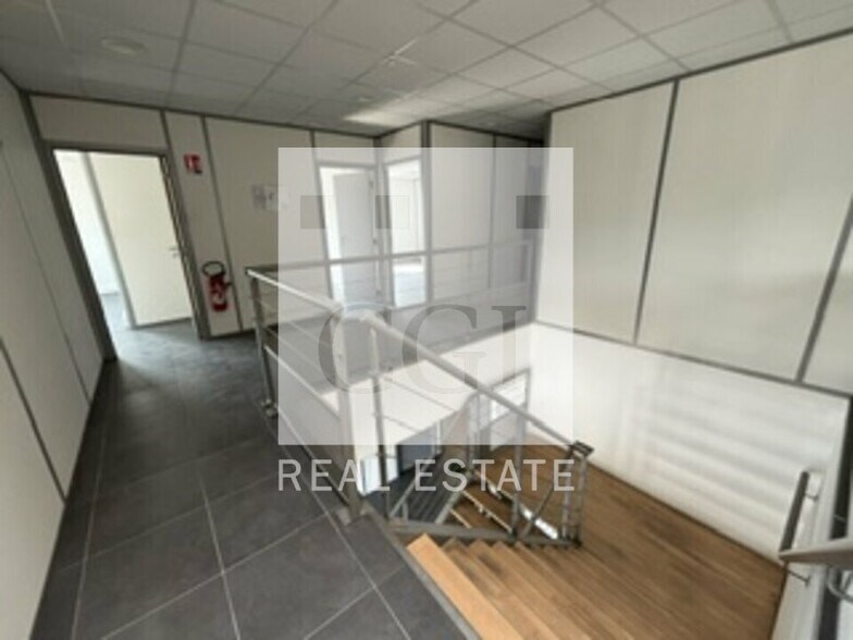 Office in Janneyrias to rent - Interior Photo - Image 3 of 8