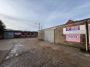 9 Alexandra Rd, Mablethorpe to rent Building Photo- Image 1 of 10
