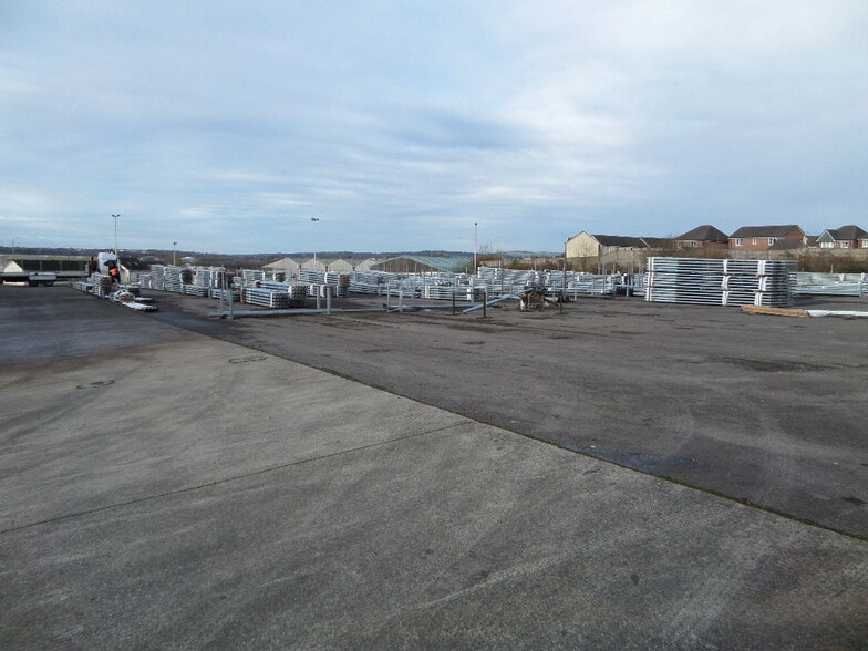 Wyndham Close, Bridgend to rent - Building Photo - Image 3 of 11