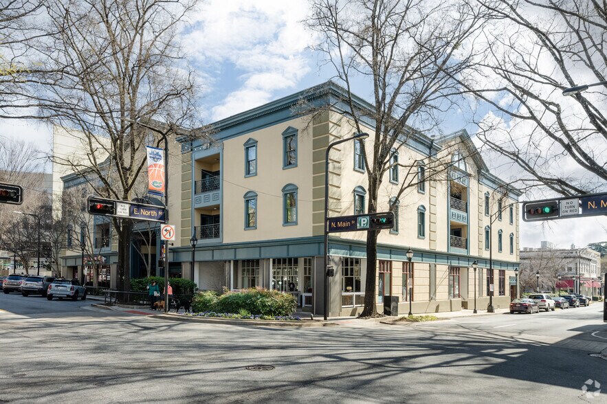 200 N Main St, Greenville, SC to rent - Primary Photo - Image 1 of 44