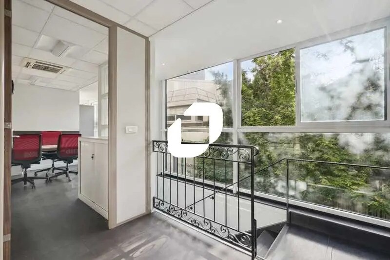 Office in Enghien-les-Bains to rent Interior Photo- Image 1 of 4