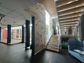 Office in Saint-Cloud to rent Interior Photo- Image 1 of 3