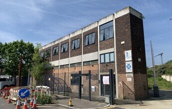 White Hart Av, London for rent Building Photo- Image 1 of 3