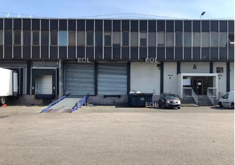 Industrial in Wissous to rent - Building Photo - Image 1 of 8