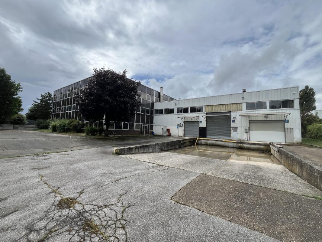Industrial in Buc to rent Building Photo- Image 1 of 18