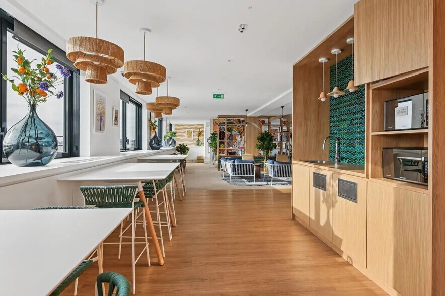 Office in Levallois-Perret to rent - Building Photo - Image 3 of 14