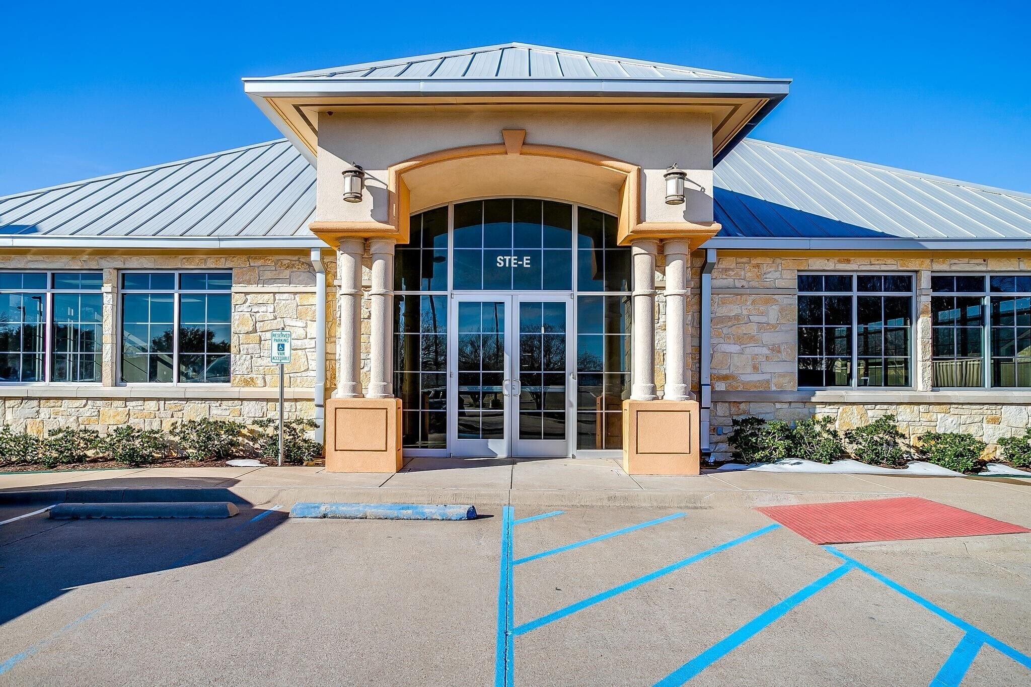 1200 Crawford Ave, Granbury, TX to rent Interior Photo- Image 1 of 31